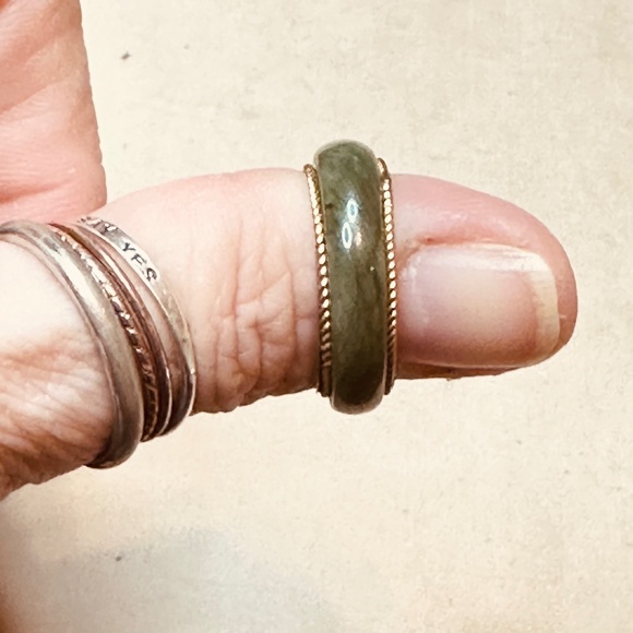 Green Jasper Band in Gold Tone Metal Setting Vintage - Picture 2 of 15